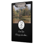 Moeder Hen Nesting w Monogram Egg Foto Klembord (Links)