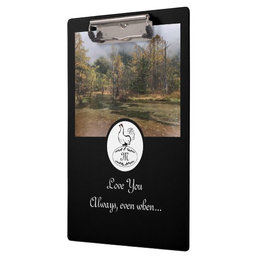 Moeder Hen Nesting w Monogram Egg Foto Klembord (Links)