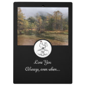 Moeder Hen Nesting w Monogram Egg Foto Klembord (Achterkant)