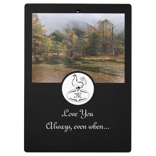 Moeder Hen Nesting w Monogram Egg Foto Klembord (Achterkant)