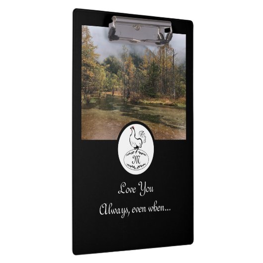 Moeder Hen Nesting w Monogram Egg Foto Klembord (Rechts)