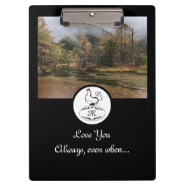 Moeder Hen Nesting w Monogram Egg Foto Klembord