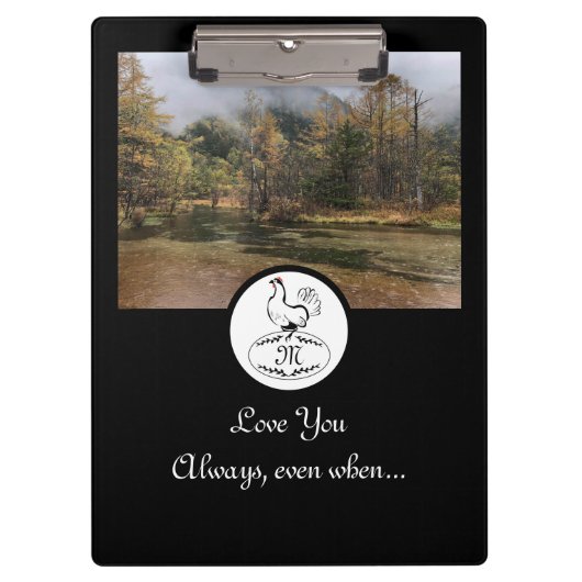 Moeder Hen Nesting w Monogram Egg Foto Klembord (Voorkant)