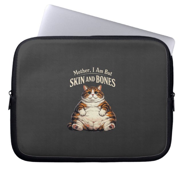 Moeder, ik ben maar vel en botten – Grappige dikke Laptop Sleeve (Voorkant)
