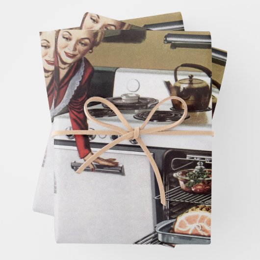 moeder in de keuken kookt een paasham inpakpapier vel (In situ)