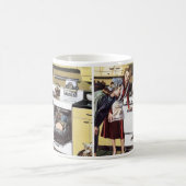  moeder in de keuken kookt een paasham koffiemok (Center)