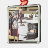  moeder in de keuken kookt een paasham metalen ornament (Links)