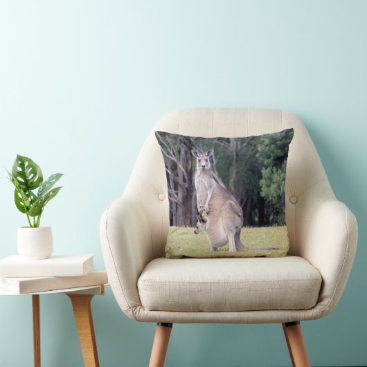 Moeder Kangaroo met Baby Joey in haar zak Kussen (Stoel)