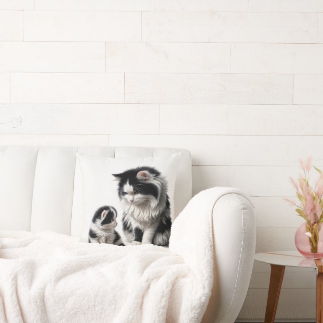 Moeder kat en kitten op wit kussen (Bank)