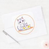 Moeder kat lezen aan haar kitten ronde Sticker (Envelop)