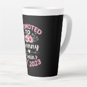 Moeder Kunst | Weer Bevorderd Tot Nanny 2023 Bloem Latte Mok (Rechterhoek)
