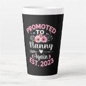 Moeder Kunst | Weer Bevorderd Tot Nanny 2023 Bloem Latte Mok (Voorkant)