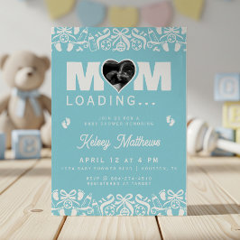 Moeder laadt echografie foto blauwe babyshower kaart
