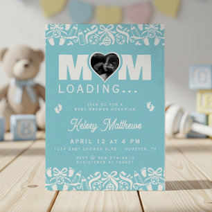 Moeder laadt echografie foto blauwe babyshower kaart