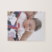 Moeder leest naar baby jongen. Tegenover een moede Legpuzzel (Horizontaal)