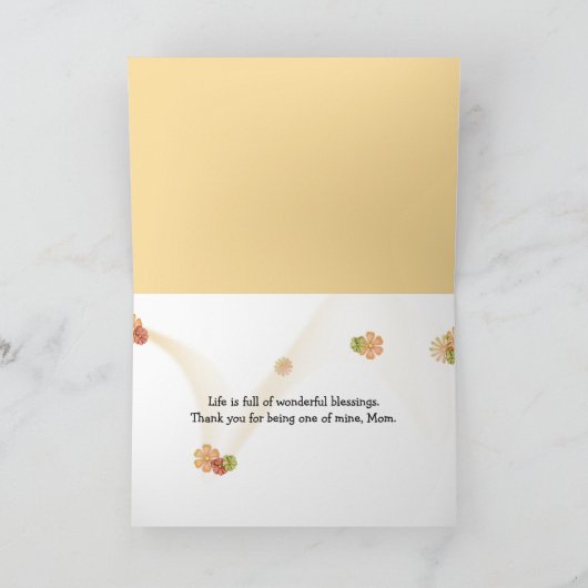 Moeder leest verjaardagsbrief van kind kaart (Binnen)