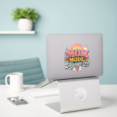 Moeder Modus Altijd Aan Retro Moederdag Cadeau Sticker (Laptop op bureau)