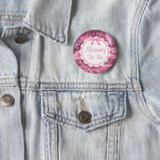 Moeder om Satijn Roze Baby Aankondiging Button (In situ)