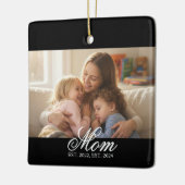 Moeder Opgericht Witte Elegante Script Foto Keramisch Ornament (Links)