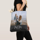 Moeder Opgerichte Scriptie Foto Tote Bag (Dichtbij)