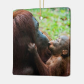 Moeder orang-oetan met baby keramisch ornament (Links)