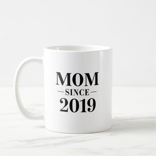 Moeder sinds 2019 Minimalistisch Cadeauontwerp Koffiemok (Links)