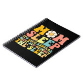 Moeder slaapt grappig Moederdag Groovy Retro Notitieboek (Linkerzijde)