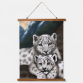 Moeder Sneeuwluipaard en kubus in de bergen Hangend Wandkleed (Voorkant)