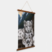 Moeder Sneeuwluipaard en kubus in de bergen Hangend Wandkleed (Gebogen)