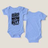 Moeder Snuffelt Achterwerk Grappig Baby Bodysuit C (Ontwerp Voorkant & Achterkant)