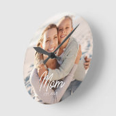 Moeder Stelde Modern Wit Script Foto Op Ronde Klok (Hoek)