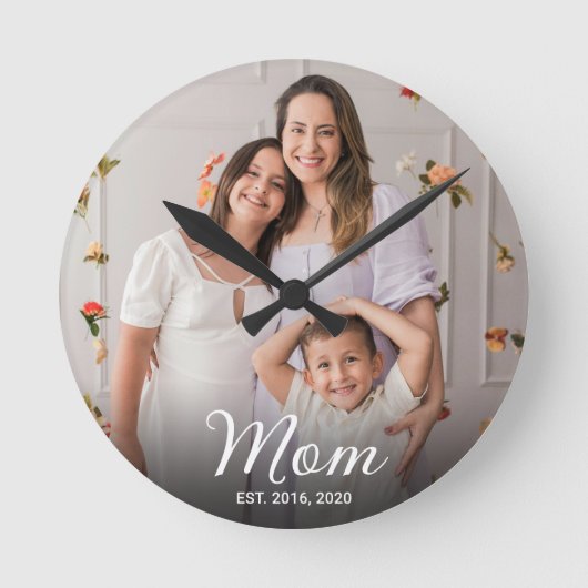 Moeder Stelde Modern Wit Script Foto Op Ronde Klok (Voorkant)
