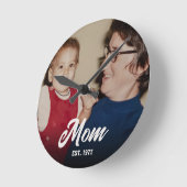 Moeder Stelde Modern Wit Script Foto Op Ronde Klok (Hoek)