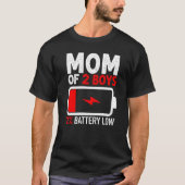 Moeder van 2 Jongens 2 Batterij Lage Moederdag Moe T-shirt (Voorkant)