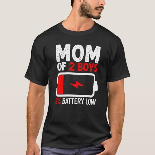 Moeder van 2 Jongens 2 Batterij Lage Moederdag Moe T-shirt (Voorkant)