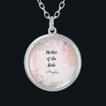 Moeder van de Bride Editable-tekst Zilver Vergulden Ketting<br><div class="desc">Dit mooie,  stijlvolle ketting voor de moeder van de bruid is voorzien van een slim,  handgeschreven script in het zwart en een bewerkbare plek voor haar naam.</div>