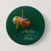 Moeder van de Bride, Golden Lily Button Pin (Voorkant)