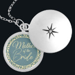 Moeder van de Bride met Blauw en Roombladeren Locket Ketting<br><div class="desc">Deze prachtige mand is een speciaal accessoire dat ontworpen is voor de moeder van de Bride. De locket is voorzien van een klassiek blauw en crèmekleurenschema met een roomkleurig bladpatroon binnenin, dat een aanraking van elegantie en natuurlijke schoonheid toevoegt. Het verborgen bericht binnenin is een speciale aanraking die deze mand...</div>