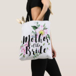 Moeder van de Bride Pink Floral Waterverf Wedding Tote Bag<br><div class="desc">Het ontwerp is voorzien van een modern floreel ontwerp van de waterverf met een kalligrafische tekst.</div>