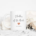 Moeder van de Bride | Trendy Script and Heart Koffiemok<br><div class="desc">Deze prachtige,  stijlvolle mok voor de moeder van de bruid is voorzien van trendy handgeschreven script in het zwart,  met een klein faux roos goud dat er een hart uitziet en een plek voor haar naam.</div>