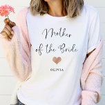 Moeder van de Bride | Trendy Script and Heart T-shirt<br><div class="desc">Dit mooie,  stijlvolle shirt voor de moeder van de bruid heeft een trendy handgeschreven script in het zwart,  met een beetje faux roos gouden look hart en een plek voor haar naam.</div>