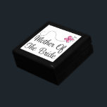 Moeder van de Bride Wedding Keepomwille Gift Box Cadeaudoosje<br><div class="desc">Een roze vlinder voor je leden van de bruidspartij komt op deze juwelendoos voor de bruidsschat-bruiloft. De tegel en de houtdoos zijn van een voering voorzien en hebben ruimte voor huwelijksdagfoto's, speciale cadeautjes of sieraden. Ze zal van dit unieke geschenk houden op een vrijgezellenfeest, een repetitief diner of als een...</div>