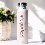 Moeder van de Bruid Blush Roze Trouw Waterfles<br><div class="desc">Moeder van de Bruid Trouwwaterfles in Blush Roze en Zwart. Goed voor trouwfeesten, bruidsfeest, vrijgezellenfeest, oefendiner. Bekijk meer producten met dit ontwerp in de collectie hieronder.</div>