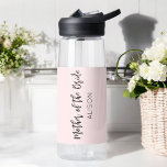 Moeder van de Bruid Blush Roze Waterfles<br><div class="desc">Moeder van de Bruid Trouwwaterfles in Blush Roze en Zwart. Geschikt voor trouwfeesten, bruidsfeest, vrijgezellenfeest, oefendiner. Bekijk meer producten met dit ontwerp in de collectie hieronder.</div>