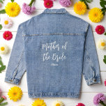 Moeder van de bruid bruiloft wit script denim jacket<br><div class="desc">Moeder van de bruid bruiloft denim jas in wit script. Goed voor bruiloften,  bruidsfeest,  vrijgezellenfeest repetitie diner. Bekijk meer producten met dit ontwerp in het onderstaande collectie.</div>