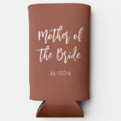 Moeder van de Bruid Bruine Terracotta Bruiloft Seltzer Blikjeskoeler (Voorkant)