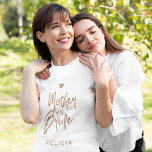 Moeder van de bruid koper glitter typografie naam t-shirt<br><div class="desc">Glam elegante moeder van de bruid custom t-shirt met een koper geborsteld handgeschreven als typografie script en een klein hart.          Gemakkelijk te personaliseren met haar naam.           Geschikt voor trendy moderne glamoureuze bruiloft bruidsfeesten.</div>