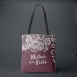 Moeder van de bruid met een speciale Bourgogne Tote Bag<br><div class="desc">bloemetjesontwerp op cranberry burgundy red background,  met aanpasbare 'moeder van de bruid' script en aangepaste naam op de achterkant,  elegant en stijlvol,  grote persoonlijke cadeaus voor de moeder van de bruid.</div>