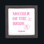 Moeder van de bruidduwweddenschap Gift Pink Floral Premium Bewaar Doosje<br><div class="desc">Ontworpen met roze florale design en sjabloon voor de naam,  maakt dit een cool,  gepersonaliseerd geschenk voor de moeder van de bruid!</div>