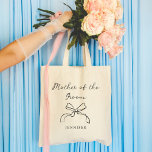 Moeder van de bruidegom | Elke kleur Coquette Bow Tote Bag<br><div class="desc">Dit stijlvolle,  grillige tas zegt "Moeder van de bruidegom" in chique,  handgeschreven script met een geïllustreerde kokettenstrik en een plekje voor haar naam. U kunt het tas aanpassen door een kleur voor de tekst en boog te kiezen,  zodat uw bruiloft kan overeenkomen.</div>